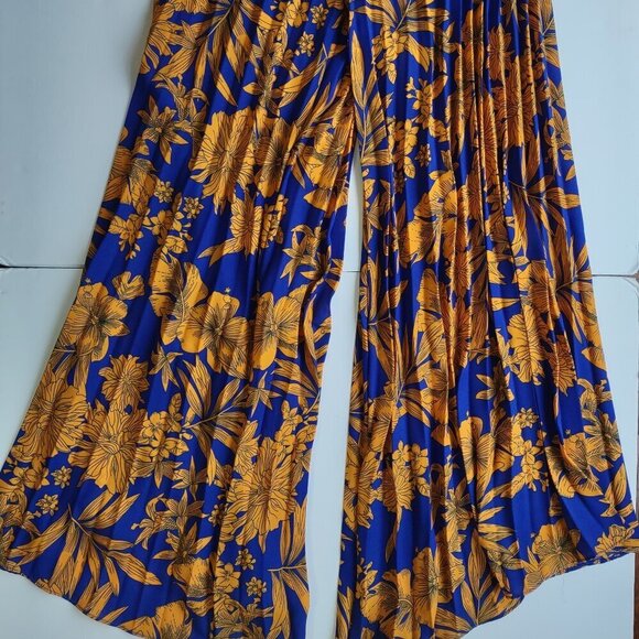 Lulumari Floral Wide Leg Halter Jumpsuit Pleated Boho Mod  Women's Medium - Picture 2 of 9